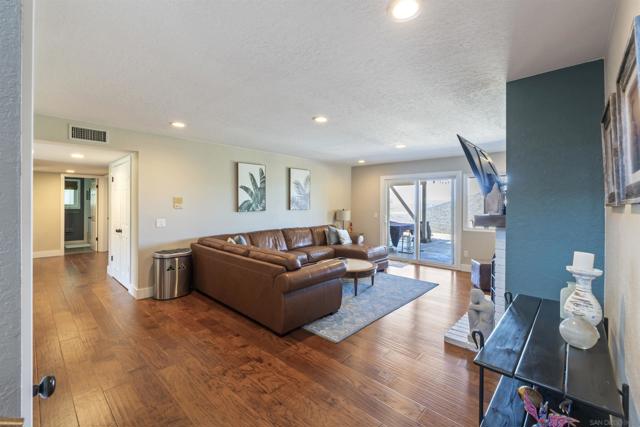 17924 Saint Andrews Dr, Poway CA: https://media.crmls.org/mediaz/04f88c8e-6ffa-4d8f-b09e-65d6bc6d926b.jpg