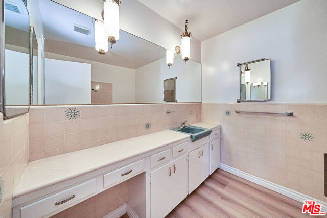 12129 Beverly Boulevard, Whittier CA: https://media.crmls.org/mediaz/04f95487-e356-46f1-a7d1-87a564ac9008.jpg