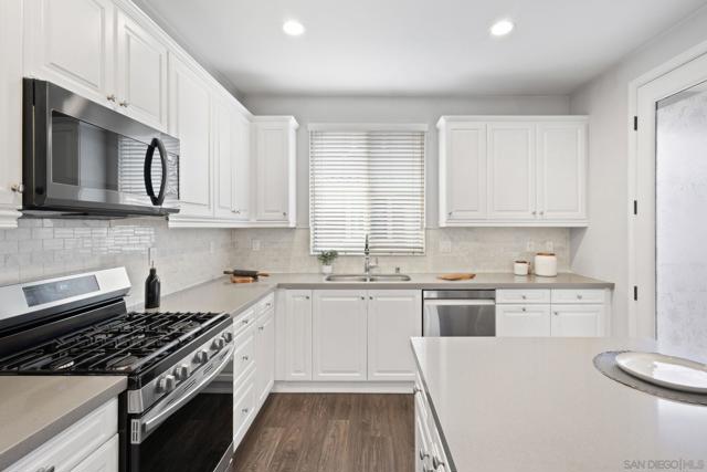 16206 Veridian Cir, San Diego CA: https://media.crmls.org/mediaz/04fa1529-a95c-4a50-b0e8-196d617579f6.jpg