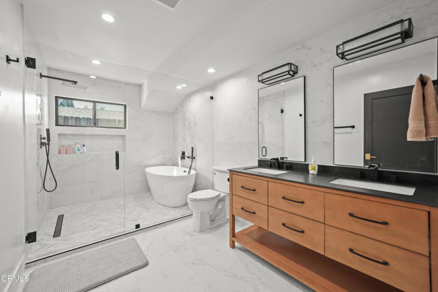 9518 Forbes Avenue, Northridge CA: https://media.crmls.org/mediaz/04fa2ad0-1827-4992-9eb5-0e09e1392c97.jpg