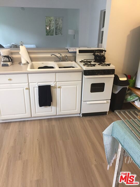 3754 Fredonia Drive, Los Angeles CA: https://media.crmls.org/mediaz/04fa4367-ca6f-45fa-84f4-98fdd53829fd.jpg