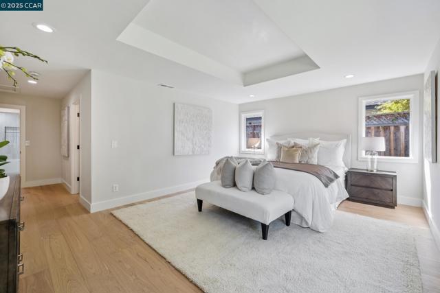 241 E Creek Dr, Menlo Park CA: https://media.crmls.org/mediaz/04fa5933-4ed6-4fe6-8ba0-189c7ef45d02.jpg