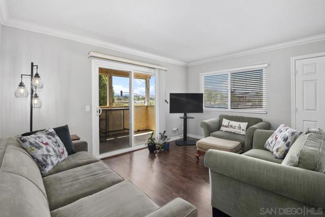 5037 Los Morros Way, Oceanside CA: https://media.crmls.org/mediaz/04fb6411-c174-465a-b585-629597851478.jpg
