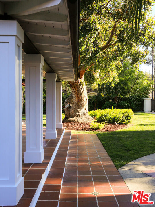 18625 Wells Drive, Tarzana CA: https://media.crmls.org/mediaz/04fb90fb-3d8b-4030-82eb-f87db66cf882.jpg