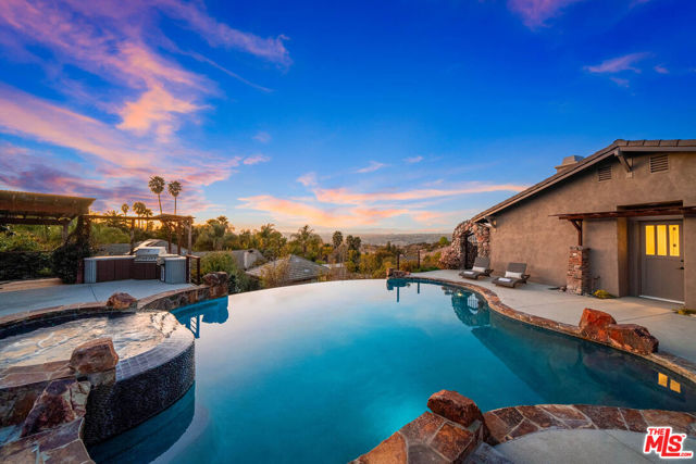 32070 Via Vera, Bonsall CA: https://media.crmls.org/mediaz/04fbdb3d-5f2b-46dd-97b4-e7dc1f2e5eb7.jpg