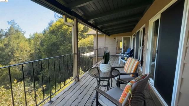 5051 Harrison Grade Rd, Sebastopol CA: https://media.crmls.org/mediaz/04fc434a-b843-4ec5-9b33-bd04436b7c37.jpg