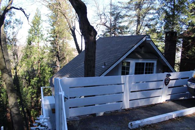 23984 SKYLAND DR, Crestline CA: https://media.crmls.org/mediaz/04fc7999-4717-48e1-aeea-3ad322c688e7.jpg