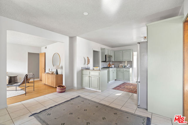 4242 Grand View Boulevard, Los Angeles CA: https://media.crmls.org/mediaz/04fd75fc-9532-4656-9596-5c6cf81b983c.jpg