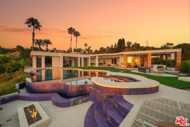 455 Castle Place, Beverly Hills CA: https://media.crmls.org/mediaz/04fd8c8f-6528-4d99-a452-7611d9076486.jpg