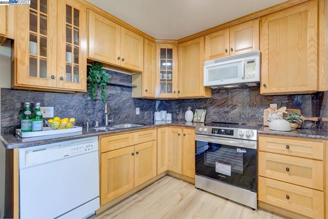 1001 Shoreline Dr, Alameda CA: https://media.crmls.org/mediaz/04fe0df0-9948-485f-88c7-5627d829d75e.jpg