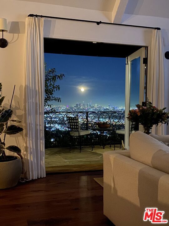 8149 Mannix Drive, Los Angeles CA: https://media.crmls.org/mediaz/04feaba6-3899-4097-a9a2-ab2f7f8f10b4.jpg