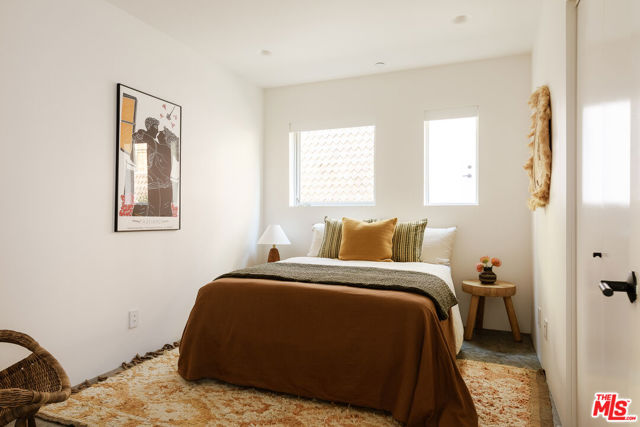 8866 Wonderland Avenue photo 26