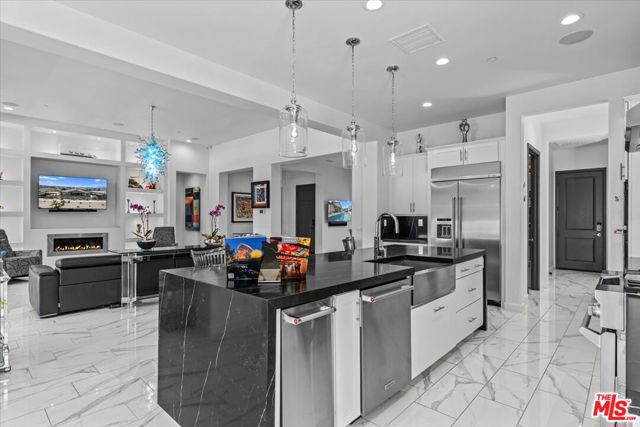 14 Merlot, Rancho Mirage CA: https://media.crmls.org/mediaz/05003e08-f7f8-464c-9866-71f0812f9288.jpg