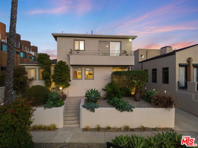 626 Pacific Street, Santa Monica CA: https://media.crmls.org/mediaz/0501d315-c962-4b96-8f5f-4c10c0ded055.jpg