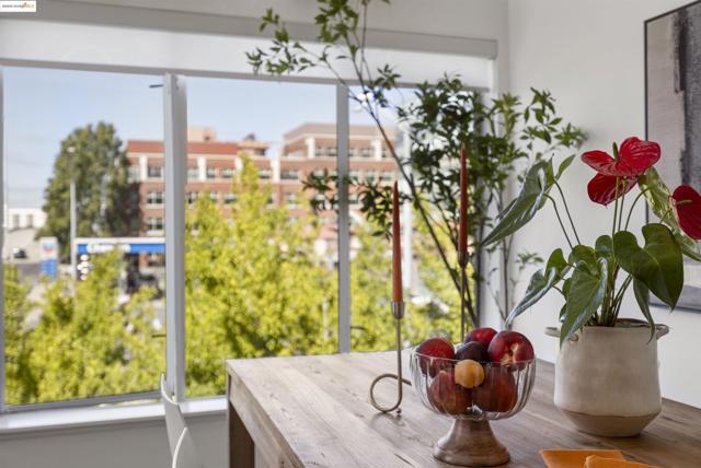 1364 Powell St, Emeryville CA: https://media.crmls.org/mediaz/05024bc2-d5fb-48a0-8c43-a14a99f60586.jpg