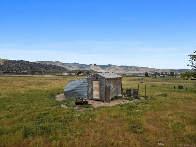 20256 Sasia RD, Tehachapi CA: https://media.crmls.org/mediaz/0502618a-6cb3-44c2-b863-abf46277d262.jpg