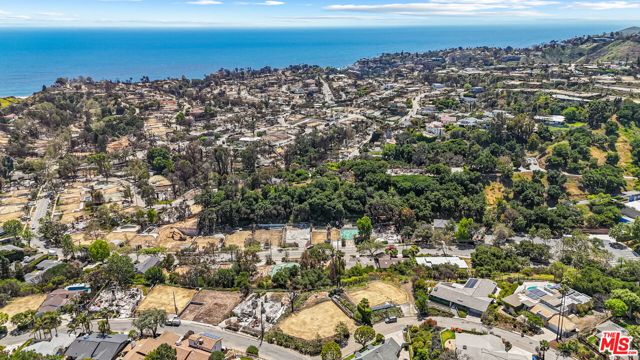 1101 Las Pulgas Place, Pacific Palisades CA: https://media.crmls.org/mediaz/050323b0-9ea3-4b1b-a164-f8f67d1fca99.jpg