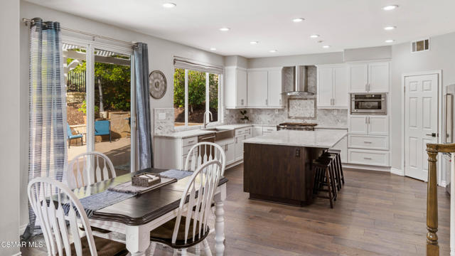 Eating area to kitchen