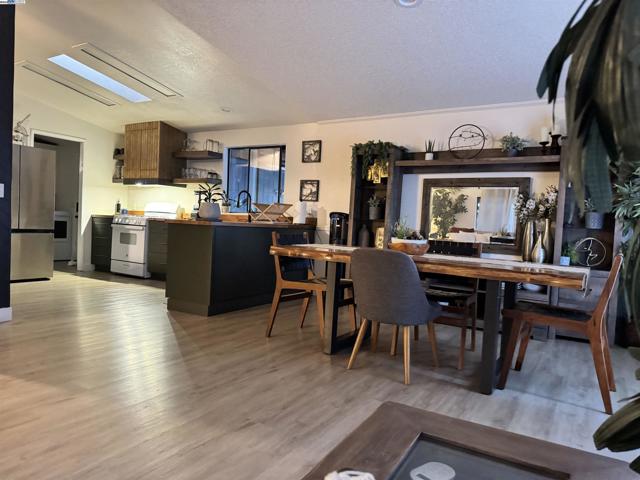 14 Blue Teal Ct, Lodi CA: https://media.crmls.org/mediaz/05037fc5-ed1e-437e-97d2-c6ccdf77f8a4.jpg