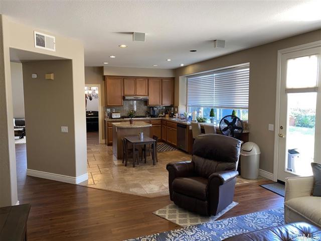 3364 Avenida Nieve, Carlsbad CA: https://media.crmls.org/mediaz/05040ba0-5975-4905-b02b-6b48e4649183.jpg