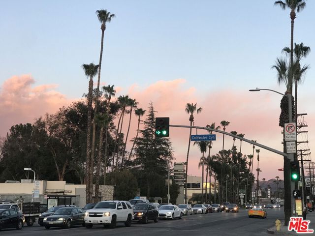 12752 Halkirk Street, Studio City CA: https://media.crmls.org/mediaz/05041089-8dd9-4067-bc40-2e5dc009df25.jpg