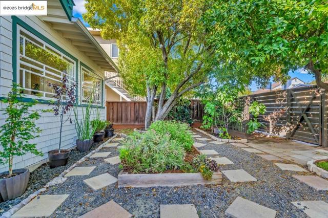 3757 Lincoln Ave, Oakland CA: https://media.crmls.org/mediaz/05044d43-4337-4ac3-9e06-7fbdd41837b4.jpg