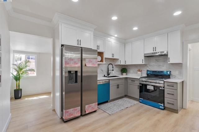 2720 Short St, Oakland CA: https://media.crmls.org/mediaz/05048ea1-6841-4488-b89b-75de4dcbc8d7.jpg