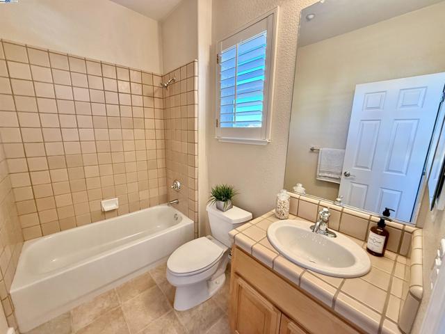 752 Barleta Ln, Livermore CA: https://media.crmls.org/mediaz/0504ebe5-9534-41a3-9677-951bea4223c5.jpg