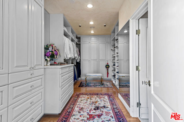 865 Comstock Avenue, Los Angeles CA: https://media.crmls.org/mediaz/0504f5e3-6817-47aa-86ef-53458dba1b35.jpg