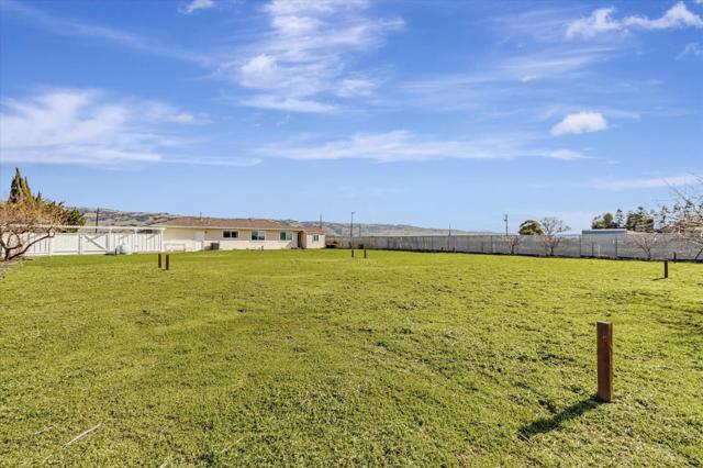 7381 Furlong Avenue, Gilroy CA: https://media.crmls.org/mediaz/0505cc48-94c4-42e1-adce-cda668bbbe09.jpg