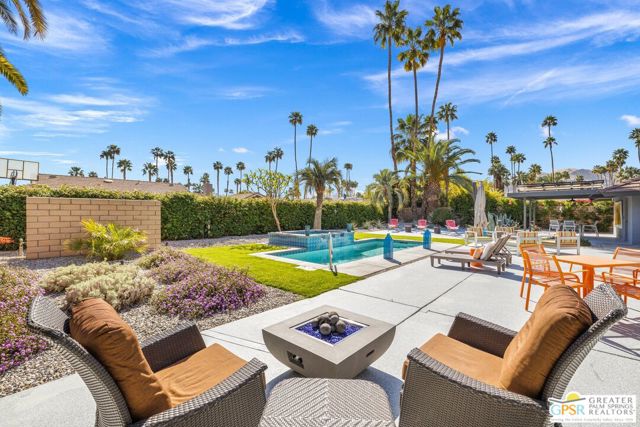 1244 S San Mateo Drive, Palm Springs CA: https://media.crmls.org/mediaz/0506c277-6c6a-405a-b07a-2420a8ab93ee.jpg