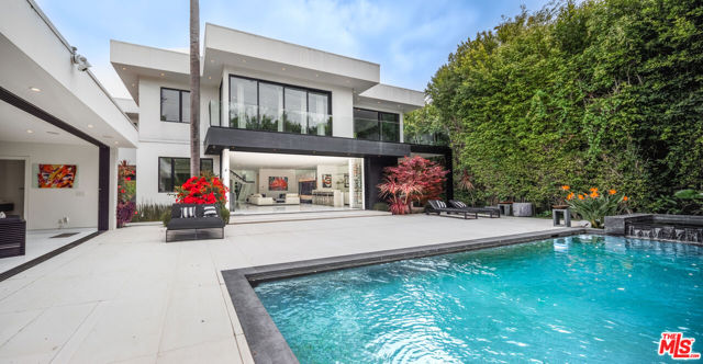 511 N Rexford Drive, Beverly Hills CA: https://media.crmls.org/mediaz/0506c4b7-d878-46bb-a41d-c60ab5535c40.jpg