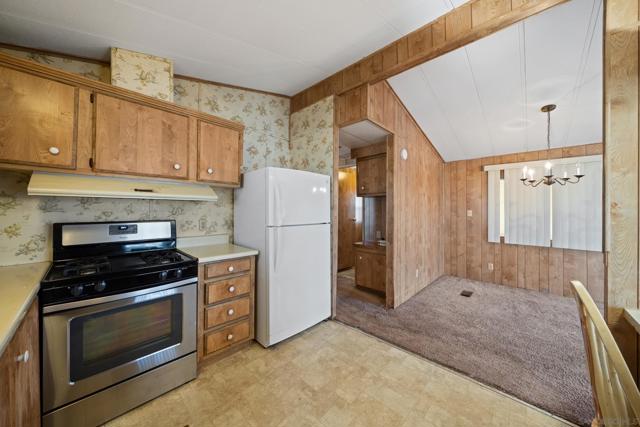975 California St, Calimesa CA: https://media.crmls.org/mediaz/05084a7e-8165-4319-a6c9-6c14adb354f9.jpg