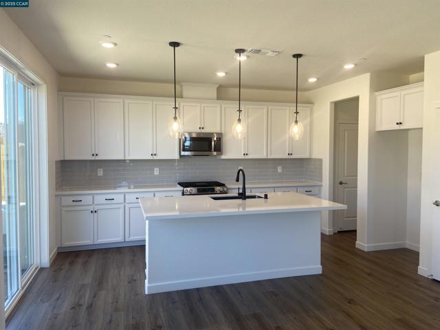4786 Cantrell Dr, Folsom CA: https://media.crmls.org/mediaz/05096722-a6e0-405c-afdd-322b333b80b4.jpg