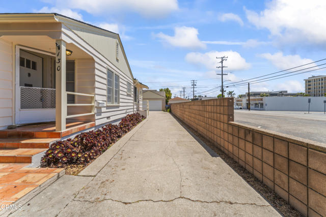 130 132 Virginia Drive, Ventura CA: https://media.crmls.org/mediaz/0509b019-2e68-40dc-ad14-f2679dcc0a48.jpg