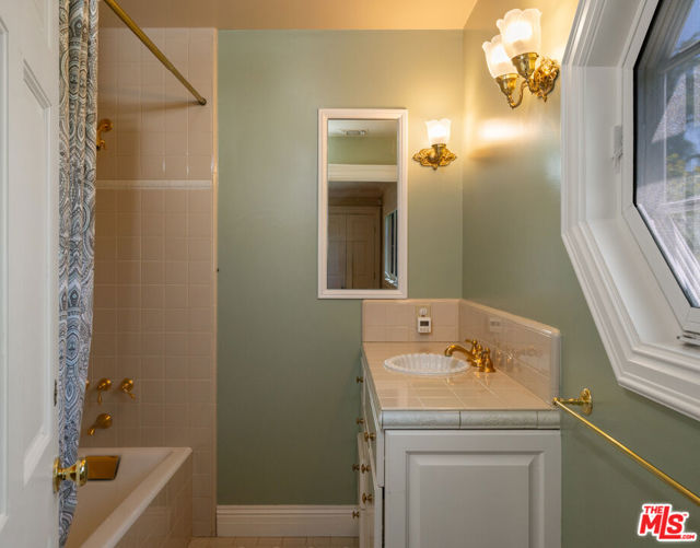 5404 Topeka Drive, Tarzana CA: https://media.crmls.org/mediaz/050aa5c2-10f2-4fef-86e0-efc756ce0eed.jpg
