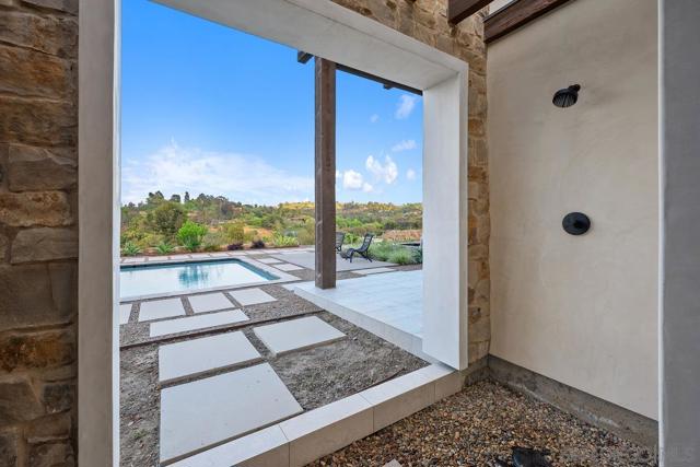 4728 El Aspecto, Rancho Santa Fe CA: https://media.crmls.org/mediaz/050ae6df-3727-49a9-8ffa-0d93a6b28b50.jpg