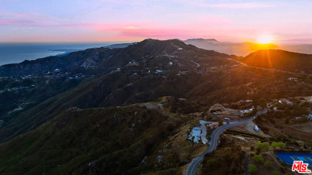 https://media.crmls.org/mediaz/050b2898-364d-4527-8fb2-9ac1434e72a5.jpg?preset=X-Large