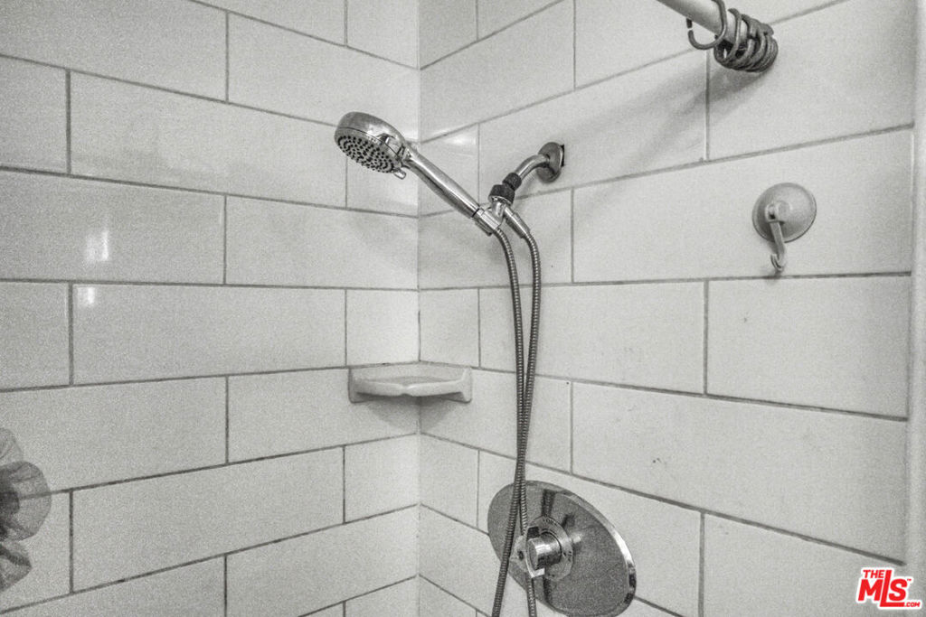 https://media.crmls.org/mediaz/050b42f6-96e6-4f76-80d6-f5531388686c.jpg?preset=X-Large