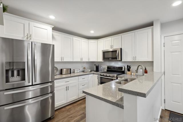 6951 Quiet Cove Dr, Carlsbad CA: https://media.crmls.org/mediaz/050b7904-d0c4-48c1-8f4b-0681208fc3c4.jpg