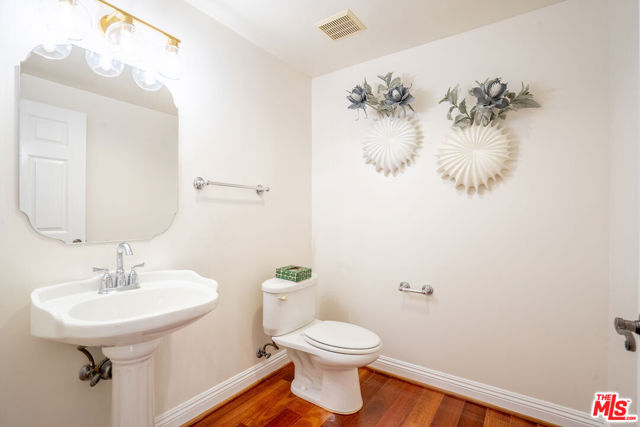 616 S Wilton Place, Los Angeles CA: https://media.crmls.org/mediaz/050c0483-5ef8-494d-95e0-ade0838c303b.jpg