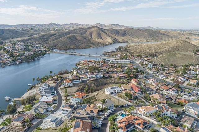 22633 Inspiration Pt, Canyon Lake CA: https://media.crmls.org/mediaz/050c3ed3-c1d7-4650-94a3-84fc8d4643a4.jpg