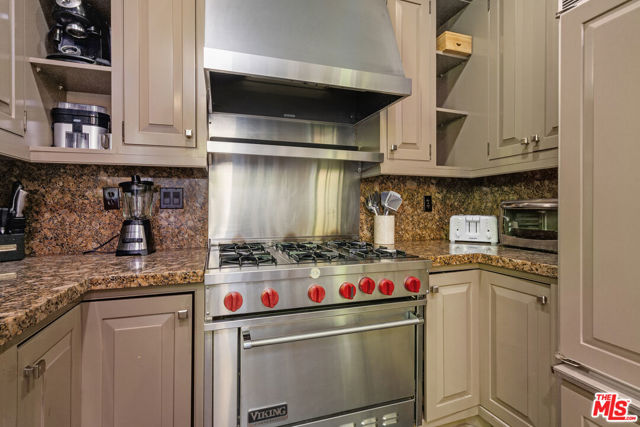 10023 Westwanda Drive, Beverly Hills CA: https://media.crmls.org/mediaz/050cb0b6-7002-4409-a0e0-438396db7796.jpg