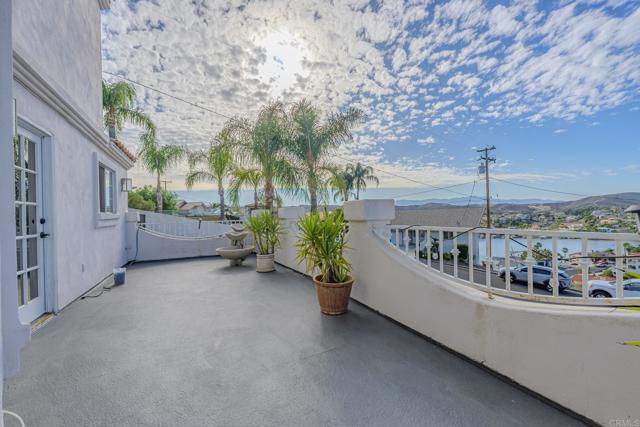 22633 Inspiration Pt, Canyon Lake CA: https://media.crmls.org/mediaz/050cc177-aa00-4f54-b9ea-a4a6ea310c22.jpg