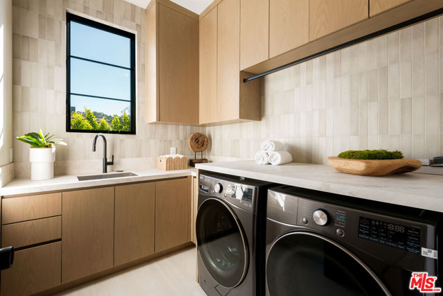 4165 Nagle Avenue, Sherman Oaks CA: https://media.crmls.org/mediaz/050d207e-4839-420b-b213-d04b731ea7c0.jpg