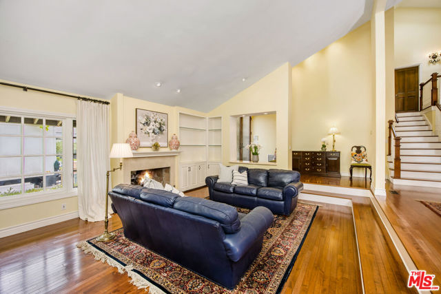 2124 Eric Drive, Los Angeles CA: https://media.crmls.org/mediaz/050dcc52-5773-4383-8fb0-49113a8640c9.jpg