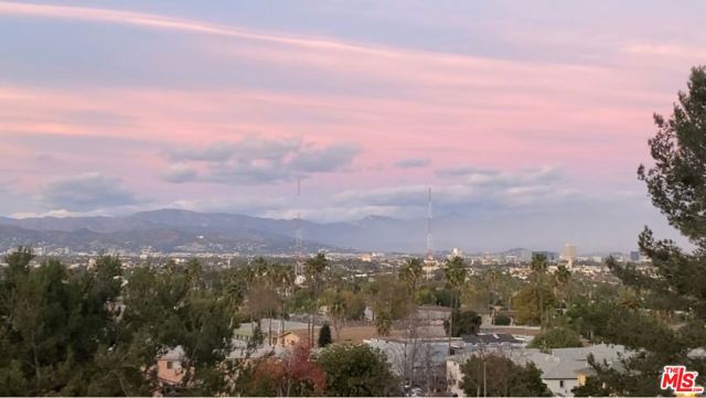 4553 Don Ricardo Drive, Los Angeles CA: https://media.crmls.org/mediaz/050e5dab-d6f2-41f8-9786-178535135316.jpg