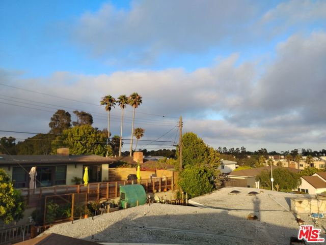 8352 Zitola Terrace, Playa del Rey CA: https://media.crmls.org/mediaz/050eb68b-34a6-46eb-8d5c-3c50c84e0197.jpg