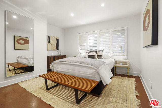 12815 Sarah Street, Studio City CA: https://media.crmls.org/mediaz/050eec63-166f-448b-bc26-cd76dbba576a.jpg