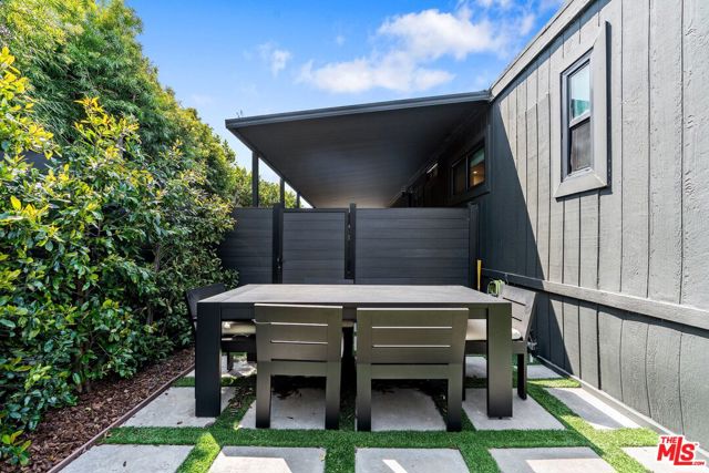 29500 Heathercliff Road, Malibu CA: https://media.crmls.org/mediaz/05102413-431d-42fa-9d6e-67c626298602.jpg